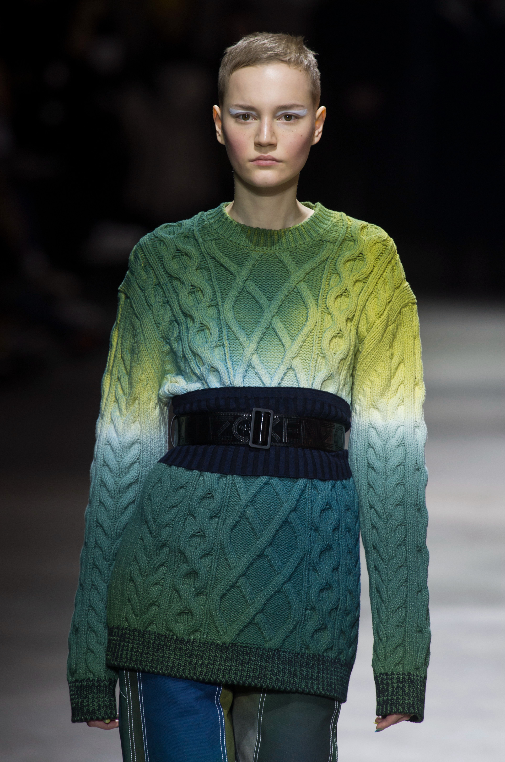 渐变色的衣服特别的好看,双排扣的设计,感觉布料特别的好