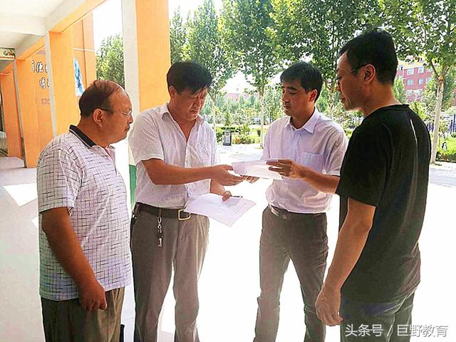 巨野县教育局王华锋局长莅临麒麟镇中心小学督导暑期培训工作