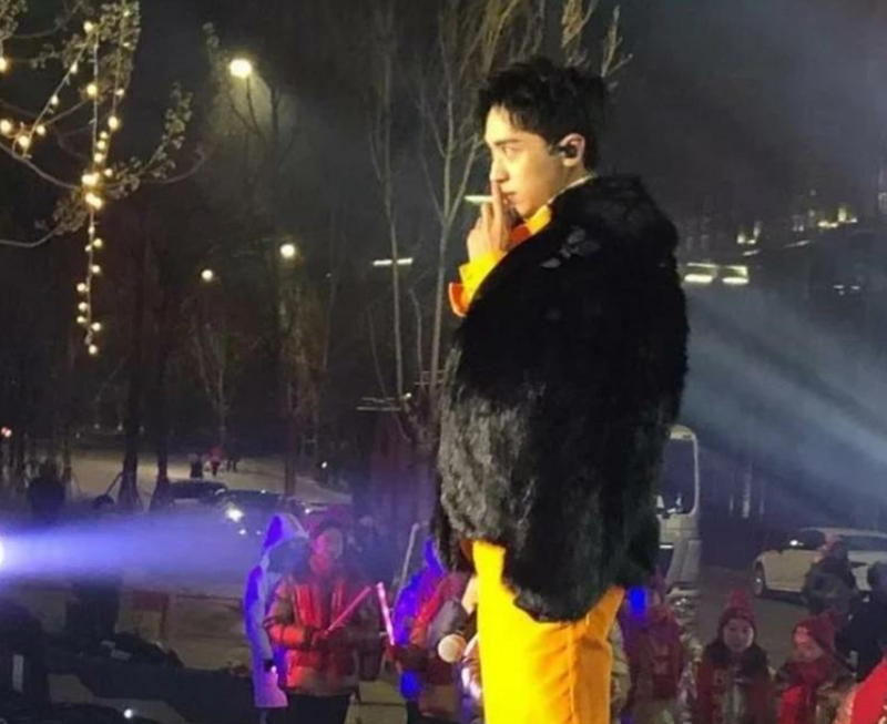 许魏洲明目张胆现场抽烟,网友吐槽没公德,镜头拉近,瞬间笑喷