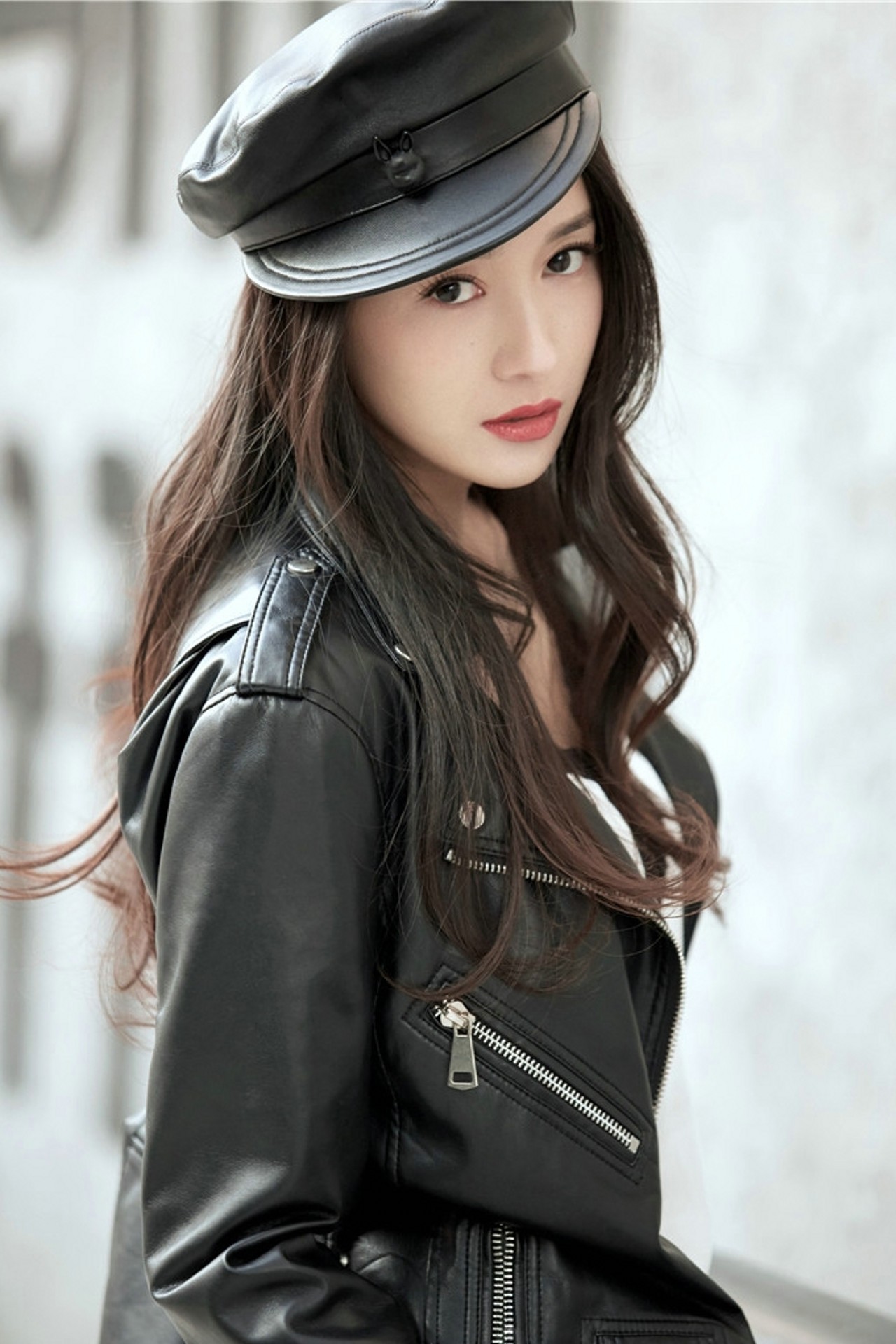 李若宁柔美精致时尚黑皮衣和马藜纯白简约风格时尚美装的诱人瞬间