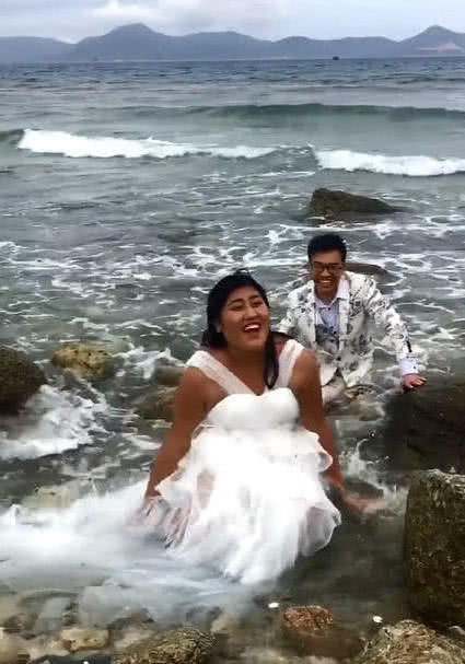 200斤黑胖新娘海边拍照,看到成片却美成仙女,网友:亿万摄影师