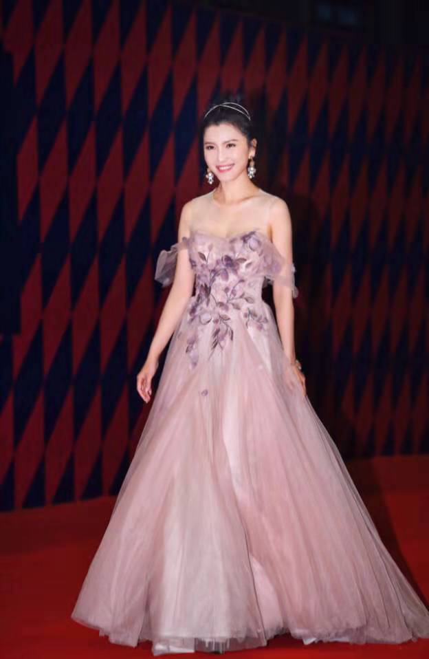 徐洁儿凭借《媚者无疆》获"最佳女配角"奖,粉色纱裙