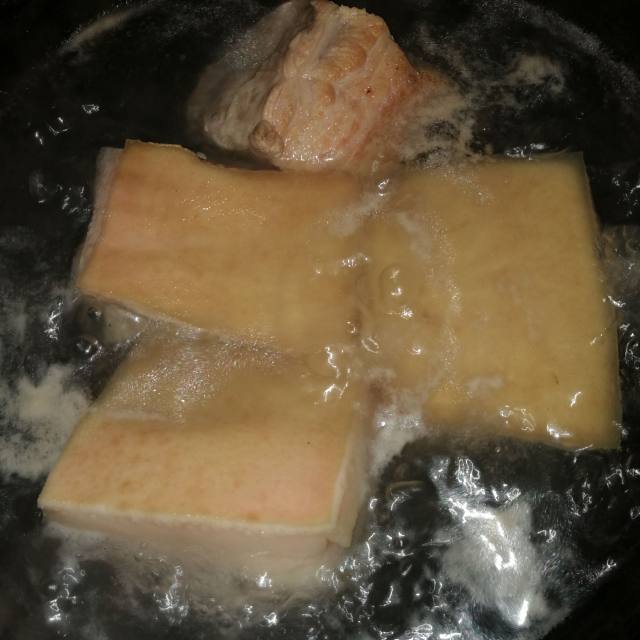 第2步,烧水水开下入五花肉.皮朝上.煮二十分钟.