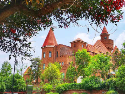 在初夏来到昆明嘉丽泽高原运动小镇,仿佛走入了童话世界中的夏天,美好