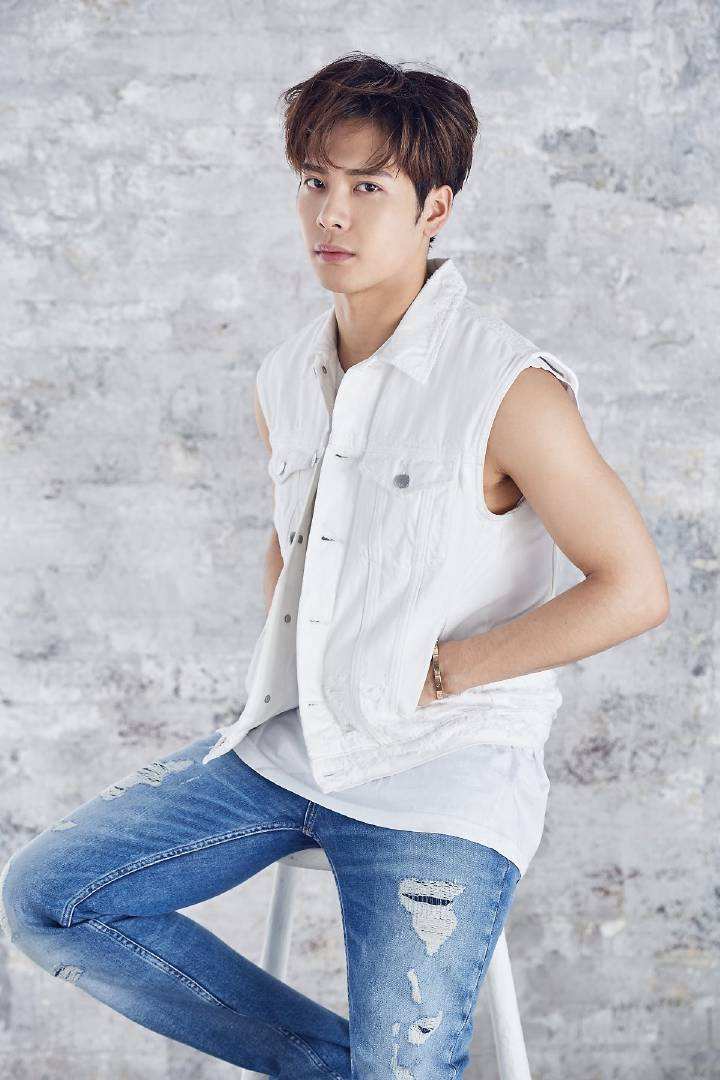 明星出道前都在干什么?迪丽热巴卖楼,看到王嘉尔:真的优秀