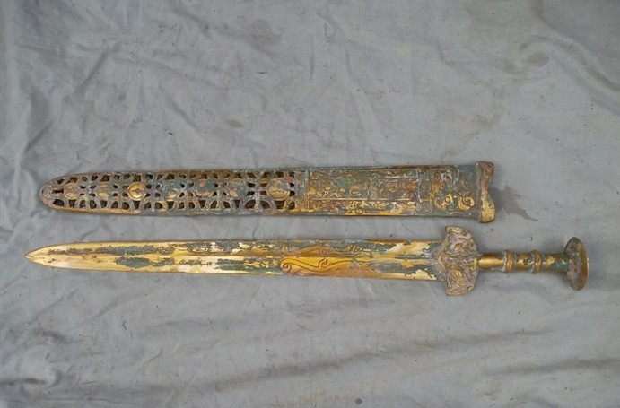 秦朝士兵使用的青铜戟. 转载自百家号作者:娱史讲座