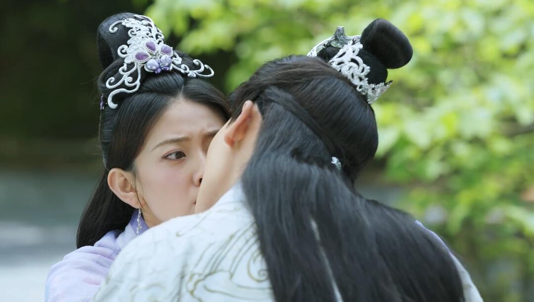 两人都十分高兴,墨奕怀认定曲小檀不曾忘记与自己的感情,曲小檀以为他