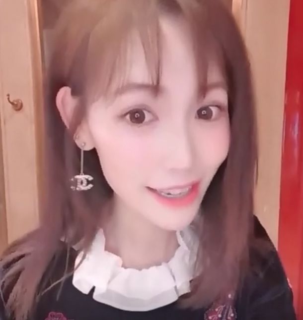 马蓉直播妆容精致,奢侈品牌耳环抢镜,自称是善良勇敢快乐的女人