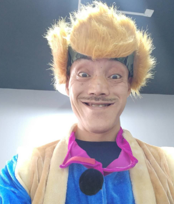 因长得丑太穷被妻子嫌弃,后因"光头强"成名,现住豪宅娶娇妻