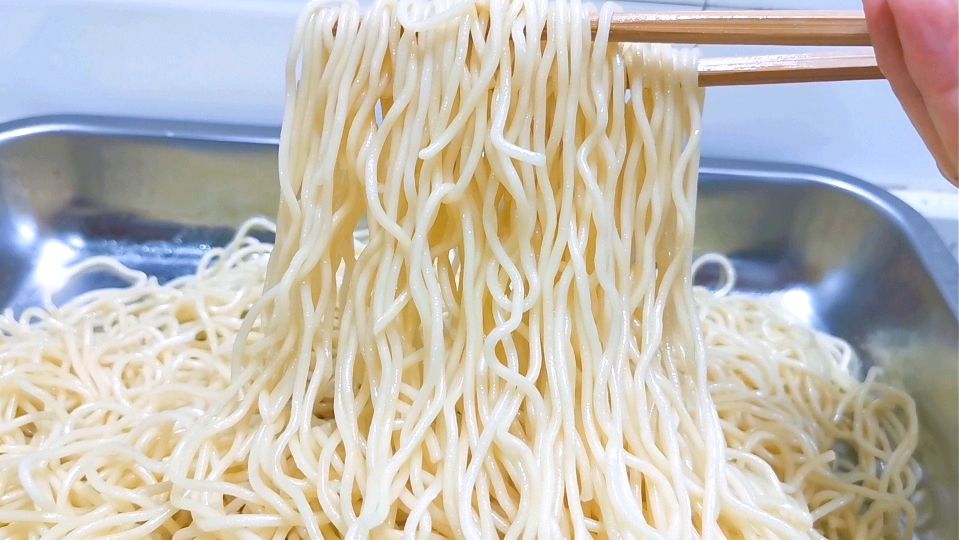 重庆8年小吃店老板,分享凉面的处理方法,面条清澈透亮Q弹不黏牙