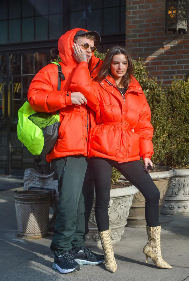 超模艾米丽与老公穿情侣装出街 路口拥吻甜蜜虐狗