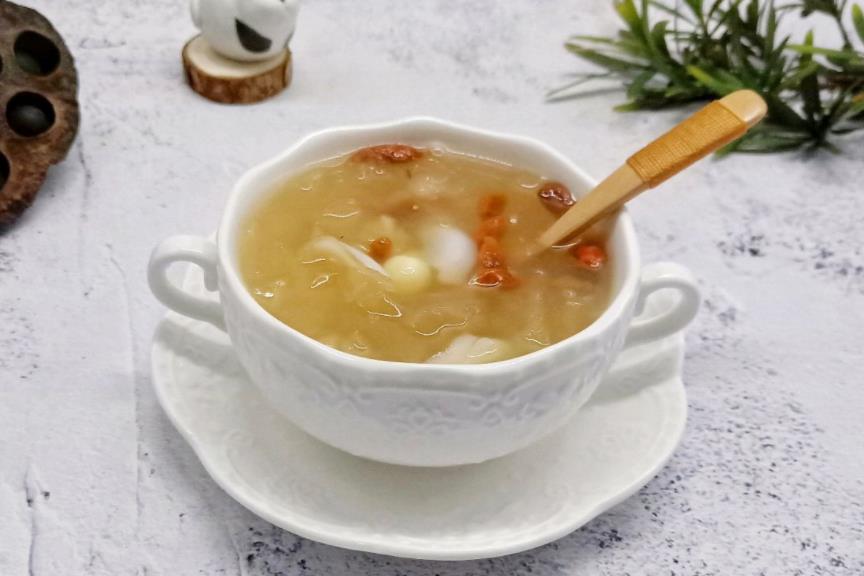 【百合莲子银耳汤】