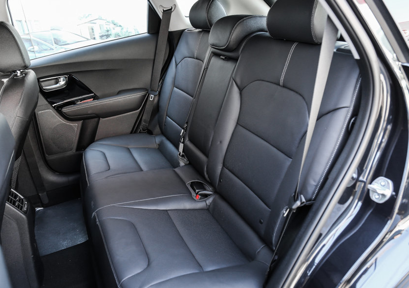 极睿的乘坐空间很不错,特别是后排,两个比较壮的朋友都坐下了没有特别