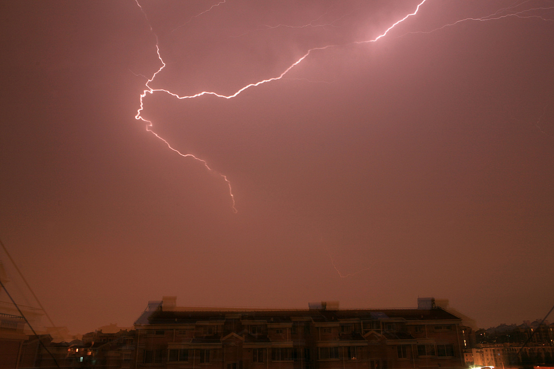 ai助手创作季# #百家帮扶计划# 河南多地出现罕见的雷打雪现象,什么