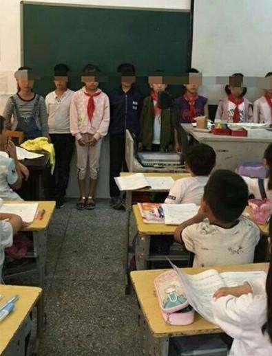 小学二年级学生在教室吵闹,老师的惩罚方式让人大跌眼镜