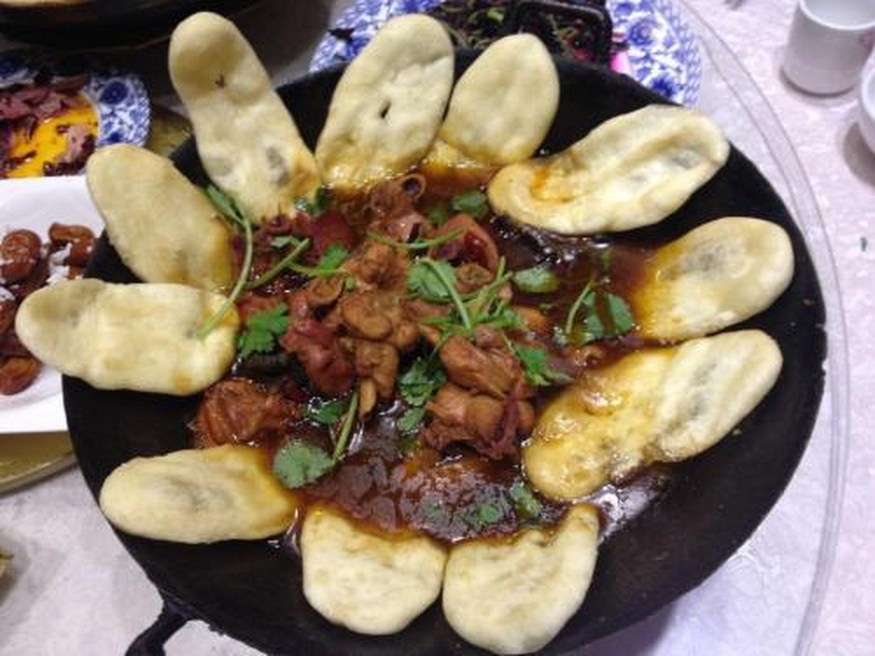 锅贴鸡片是一道汉族名菜,鲜香嫩脆,形态美观.