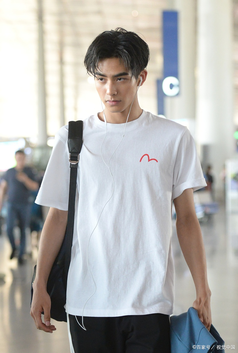 演员宋威龙的私生活也成为了热门话题,女友陈仟钰上戏艺考第一