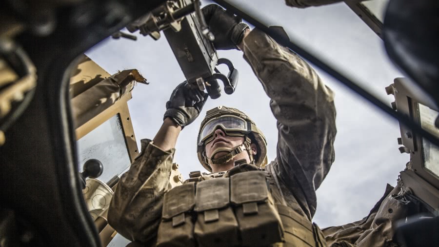 在车载简易爆炸装置被引爆后,周边没有"受伤"的士兵迅速利用装甲车辆