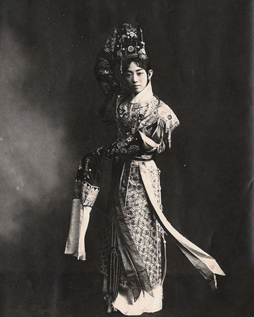 照片上男扮女装的梅兰芳妩媚动人,张张都是经典.