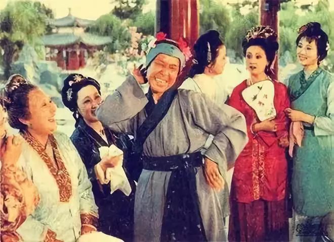 是的,我们都低估了这位年过7旬的老寡妇!