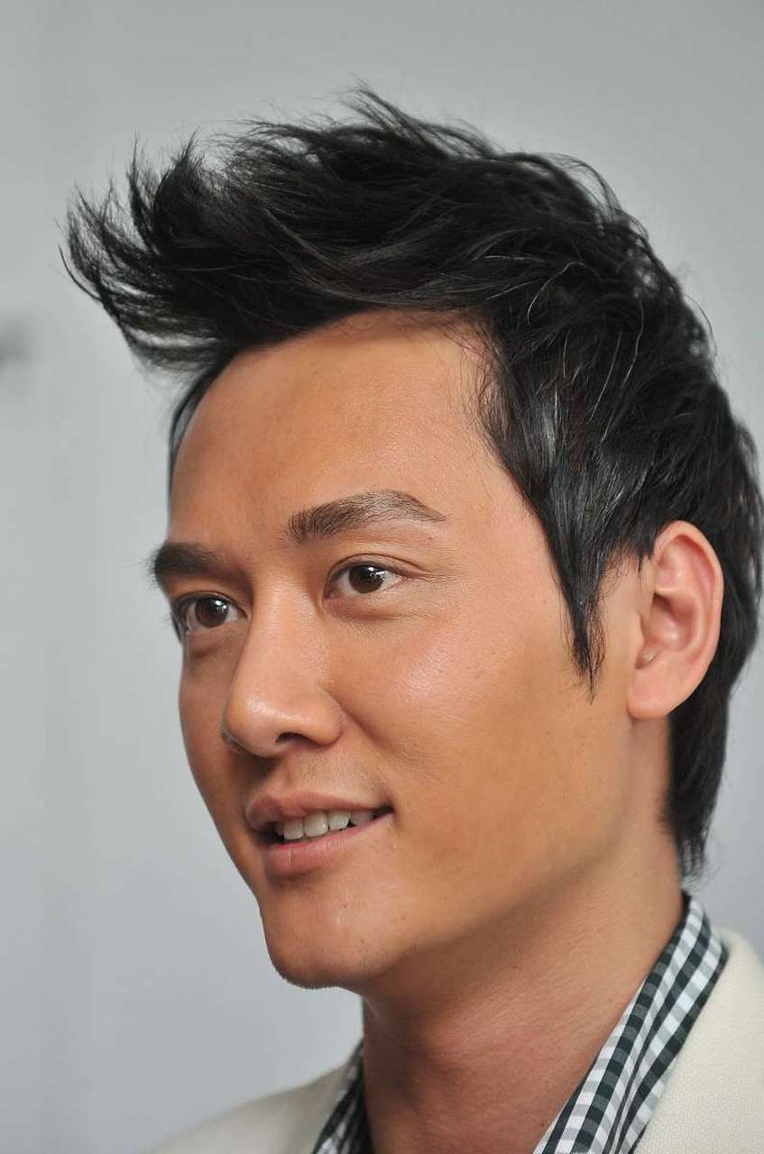 冯绍峰的早期怼脸生图,除了发际线,几乎无可挑剔[左捂脸]!