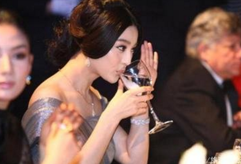 在娱乐圈,女明星喝酒是常见的事情,因为她们社交必须要用到酒,也有的