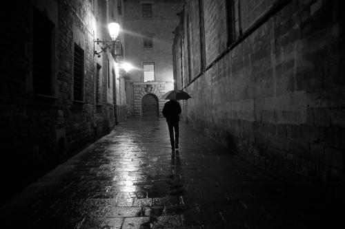 雨中漫步图片孤身一人图片