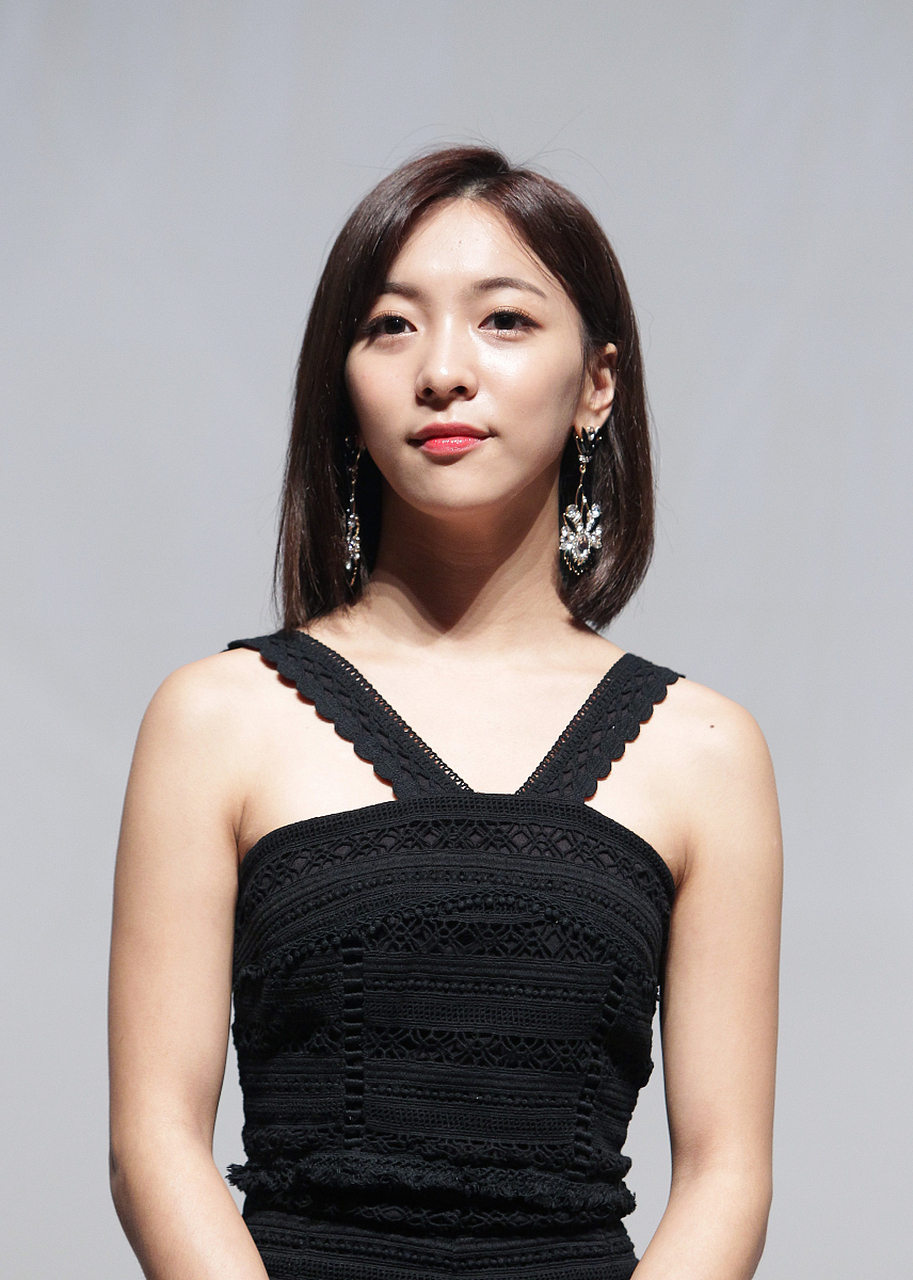 那么,这些明星到底哪来的优越感呢? 首先,让我们来看看浴缸陪睡.