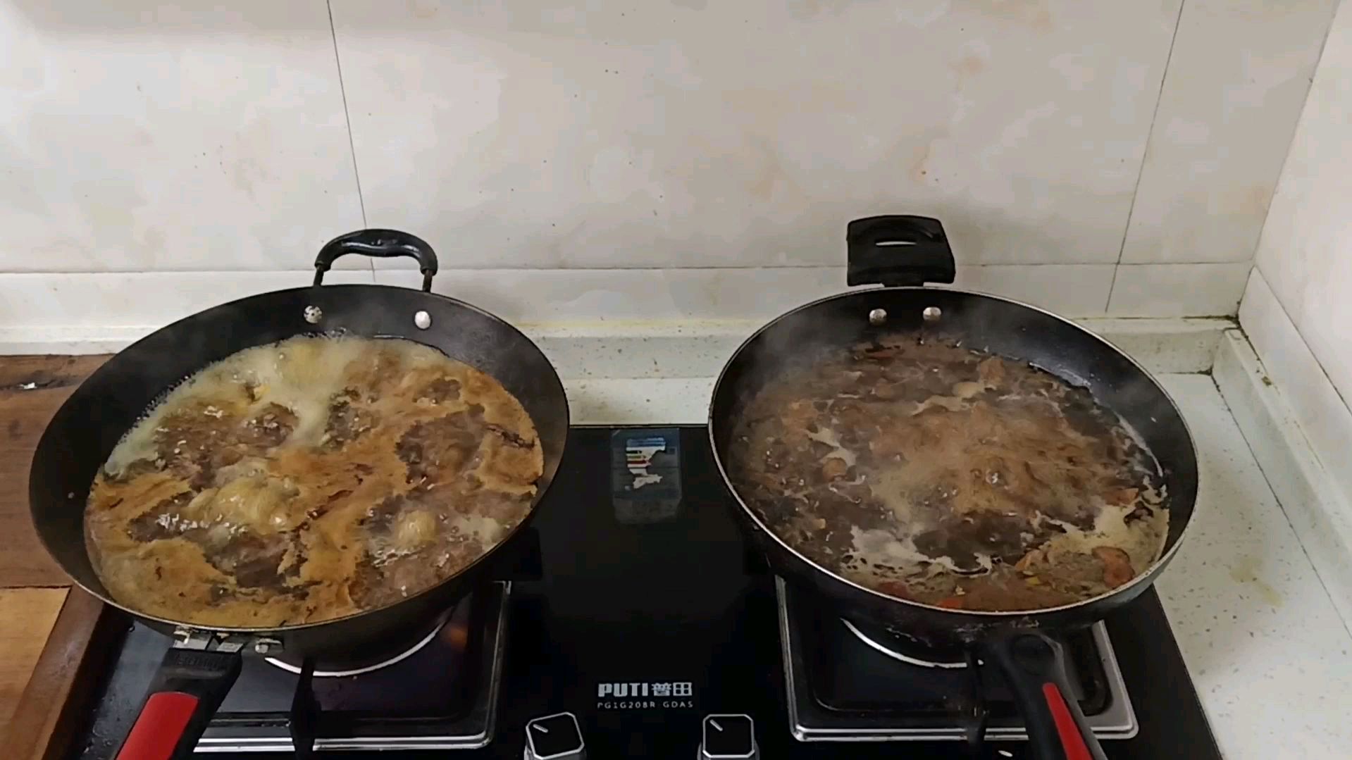 家里来客,两个炒锅同时开火,小伙做四个家常菜,看看都有什么?