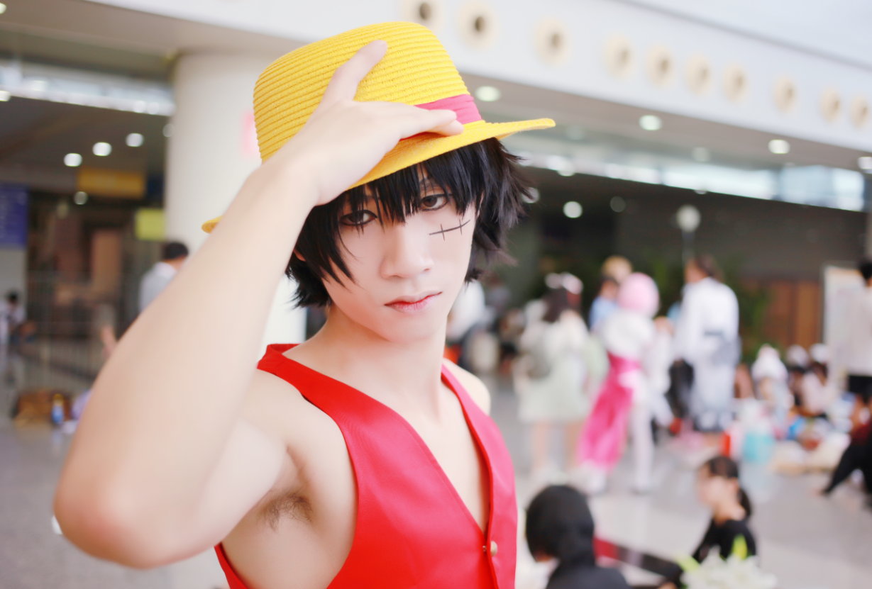 《海贼王》路飞cos壁纸,"辣眼睛"系列图集,还有长发女帝!