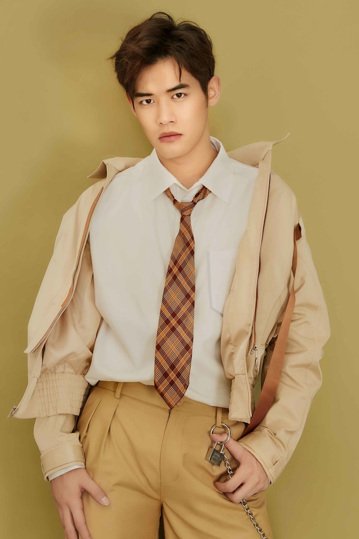 时尚:刘冬沁个性写真曝光 眼睛清澈明亮如星空璀璨