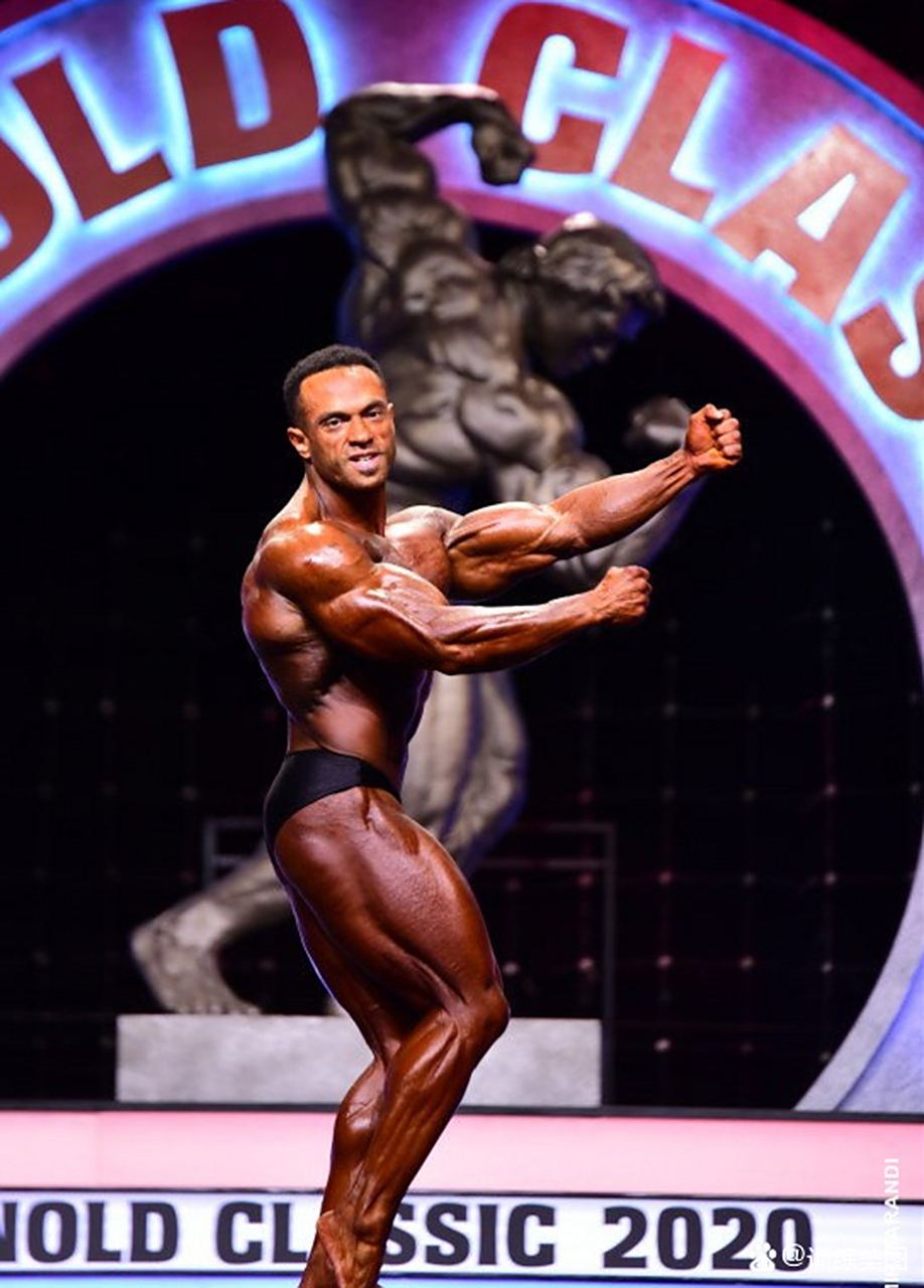 男子古典健美前三名 第一名:亚历克斯.坎布罗内罗 第二名:特伦斯.