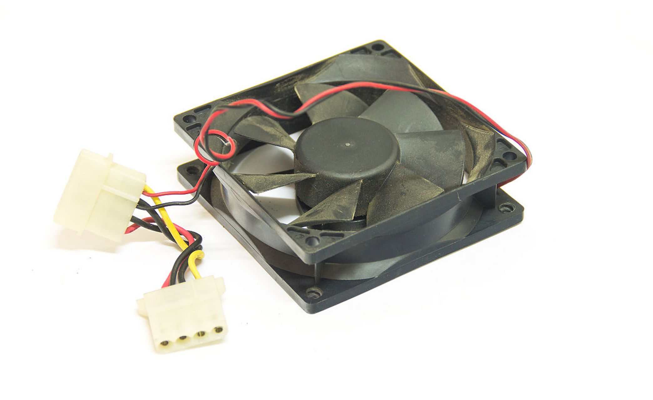 霍尔元件在散热风扇选型中具重要作用,用于检测风扇转速,方向和故障