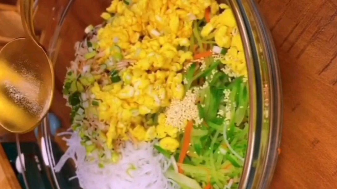 这样做的萝卜鸡蛋虾皮馅饼 鲜香味美老人小孩都喜欢吃