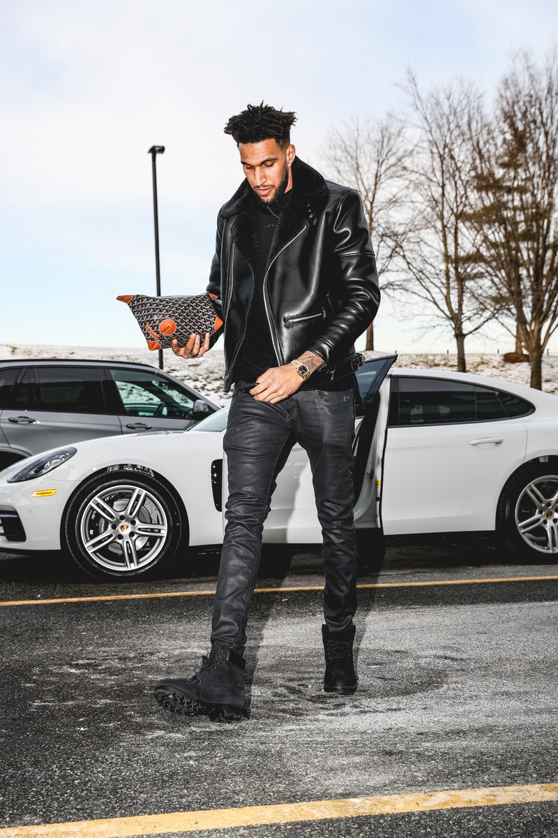 76人球员抵达主场球馆,西蒙斯豪车入镜