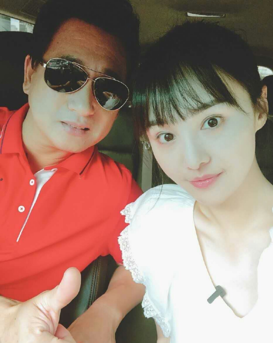 郑爽晒与爸爸合照少女感十足,歪头嘟嘴好似18岁