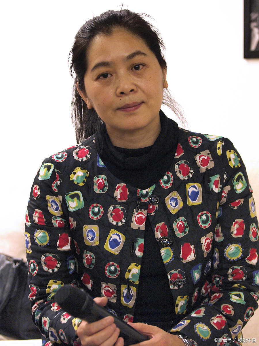 那我今天给你们带来一本重量级的好书,就是《额尔古纳河右岸》!