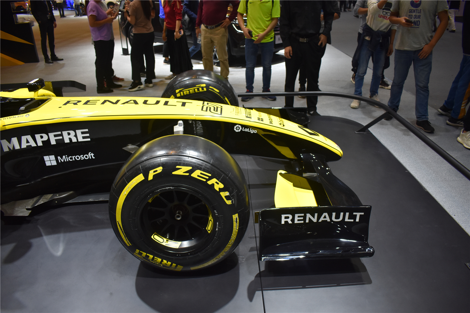 感受雷诺f1赛车的速度与激情,黄黑车身给你不一样的感受