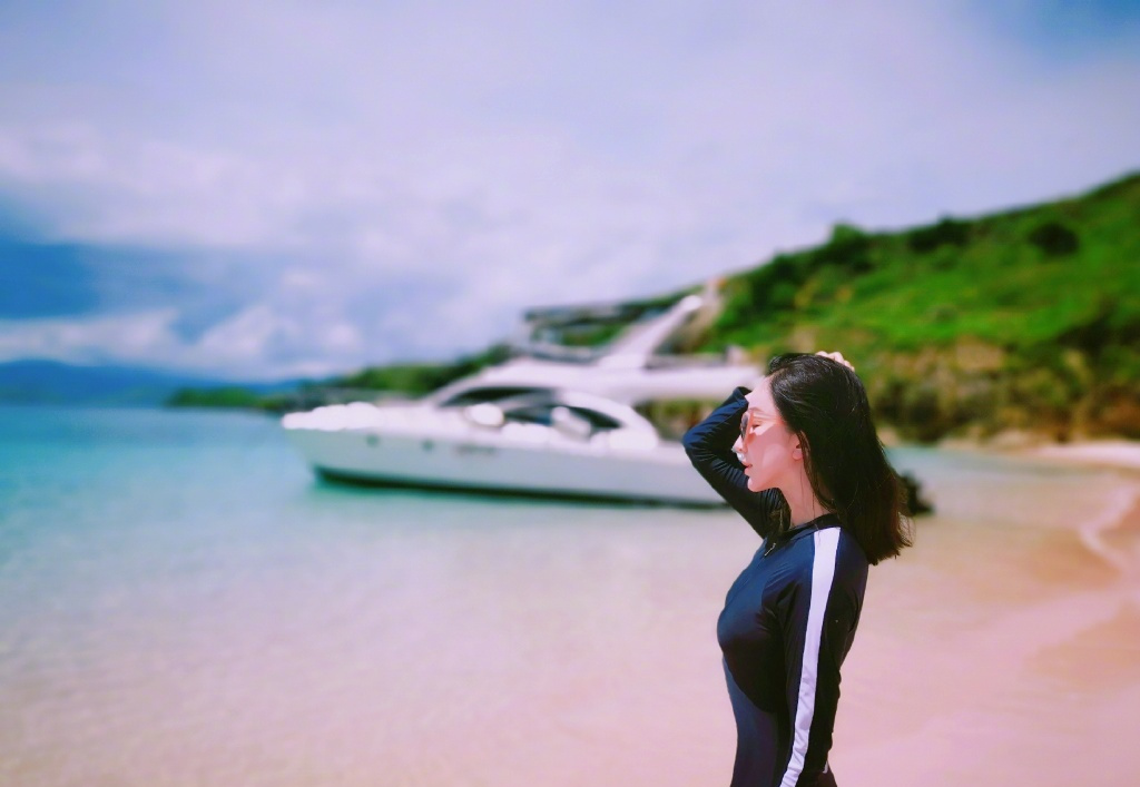 娄艺潇沙滩照被赞身材好,网友:打起游戏挺认真霸气一菲又回来了