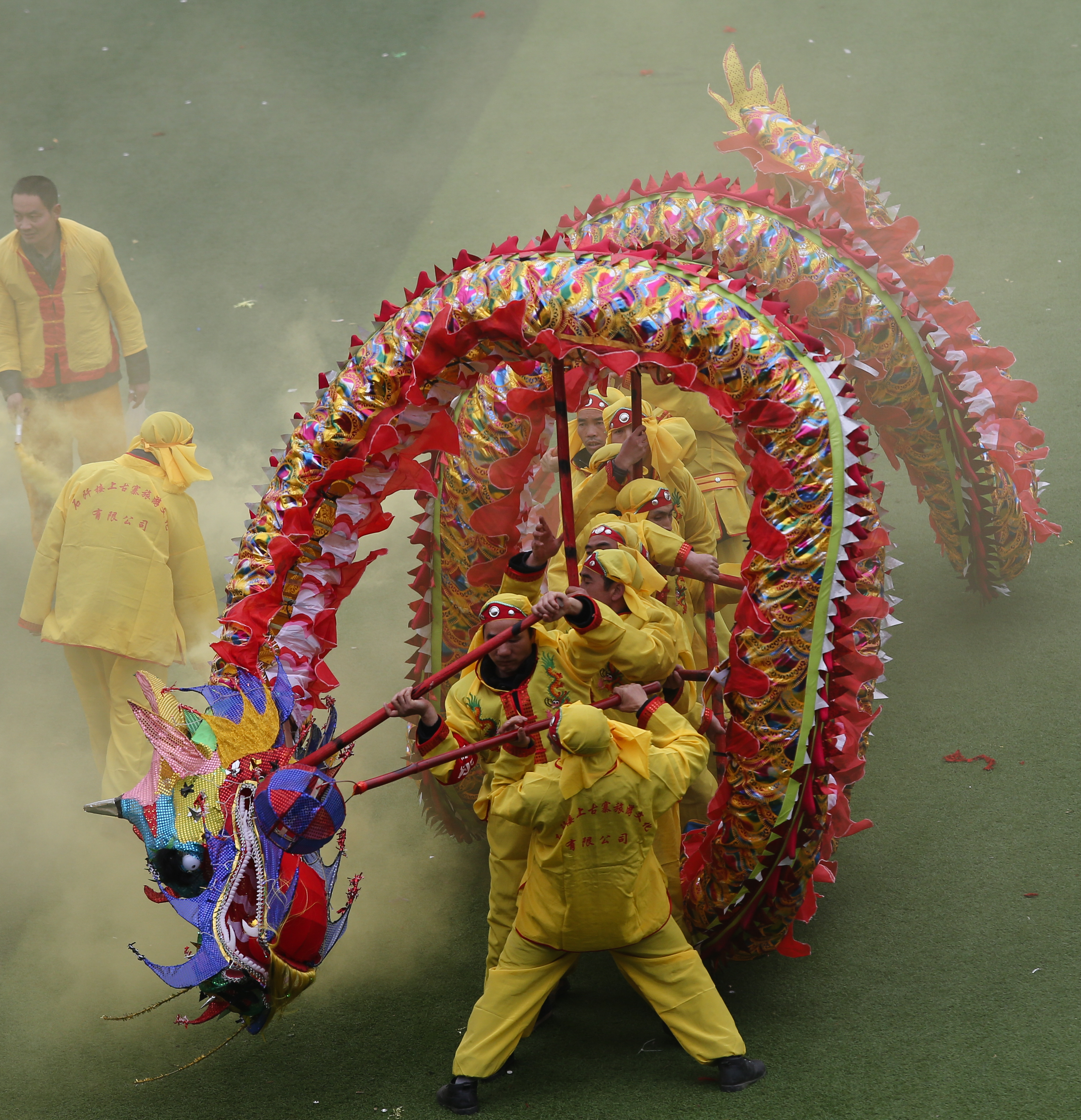 (社会)(2)贵州石阡:仡佬族毛龙闹新春