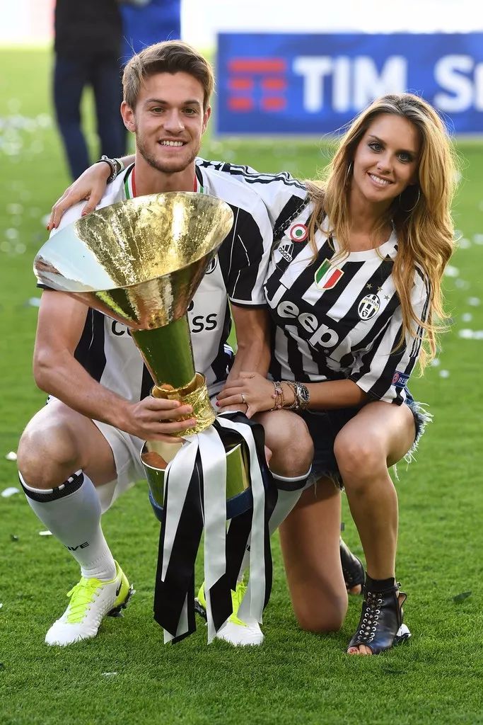 单身的同志们学学鲁加尼,找模特不如找个记者当女票!