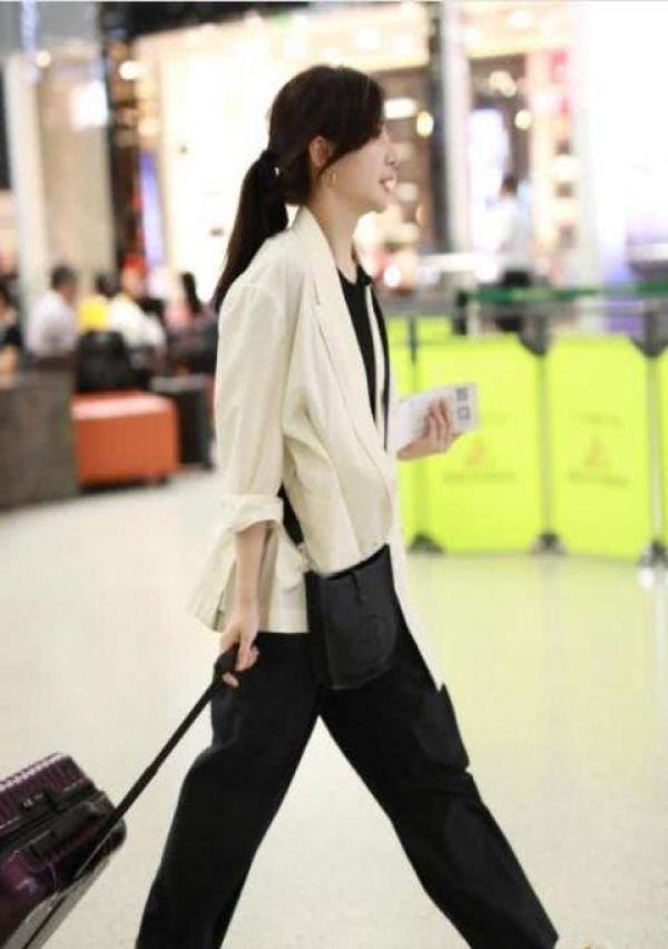 熊乃瑾现身机场,近3万的包,硬是背出了大妈风