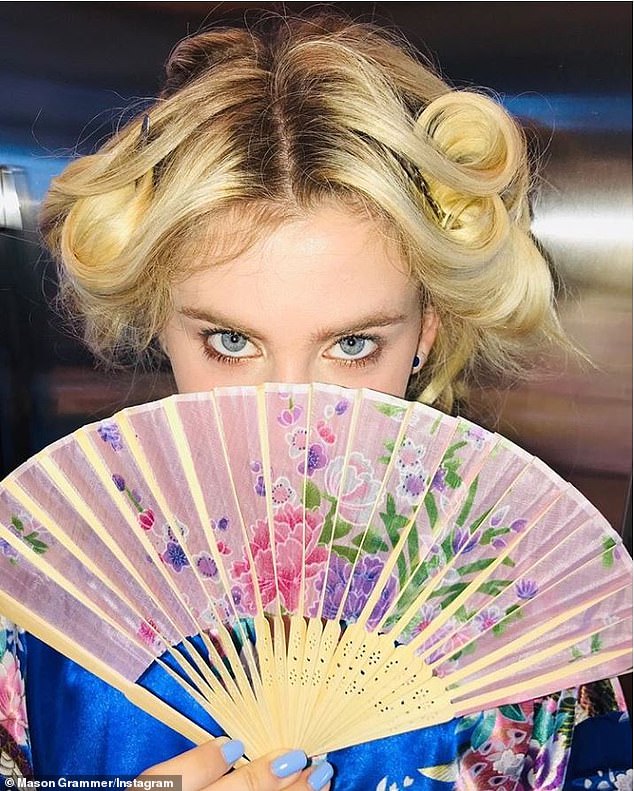 新娘camille grammer分享她在夏威夷的招待会上的照片