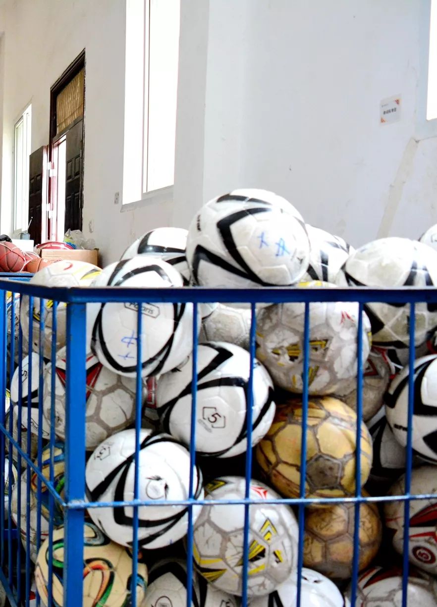 评估组实地查看了足球活动场地,检查了体育器材保管室,了解学校足球课