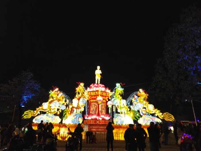 夜游荣县大佛 感悟光影佛语