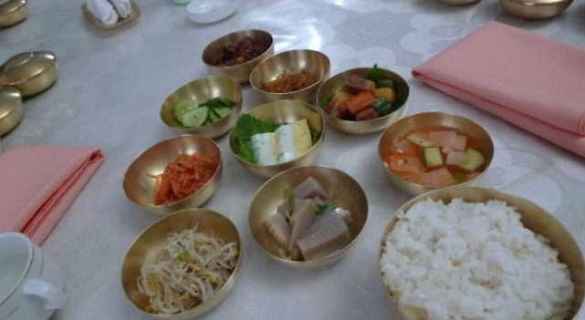 我在朝鲜旅游吃过最大排场的宴席,仅菜就上了七十二个