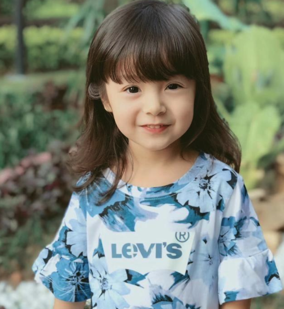 萌娃小哈琳长大了,大眼灵动笑容呆萌超可爱,颜值比混血儿都要高