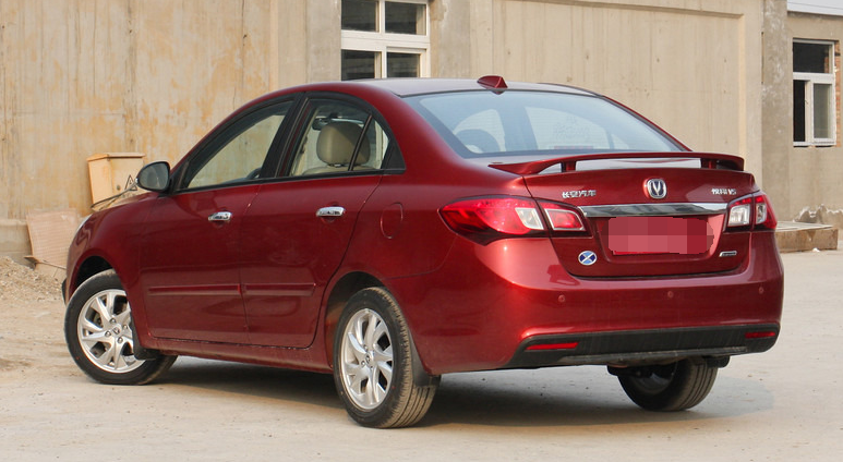 长安汽车悦翔v5是同等级车中的颜值担当,外观简约大气,性价比高