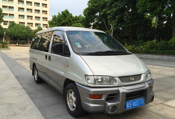 宝龙菱骏外观年轻时尚,内饰高端炫酷,给人一种很有档次的感觉