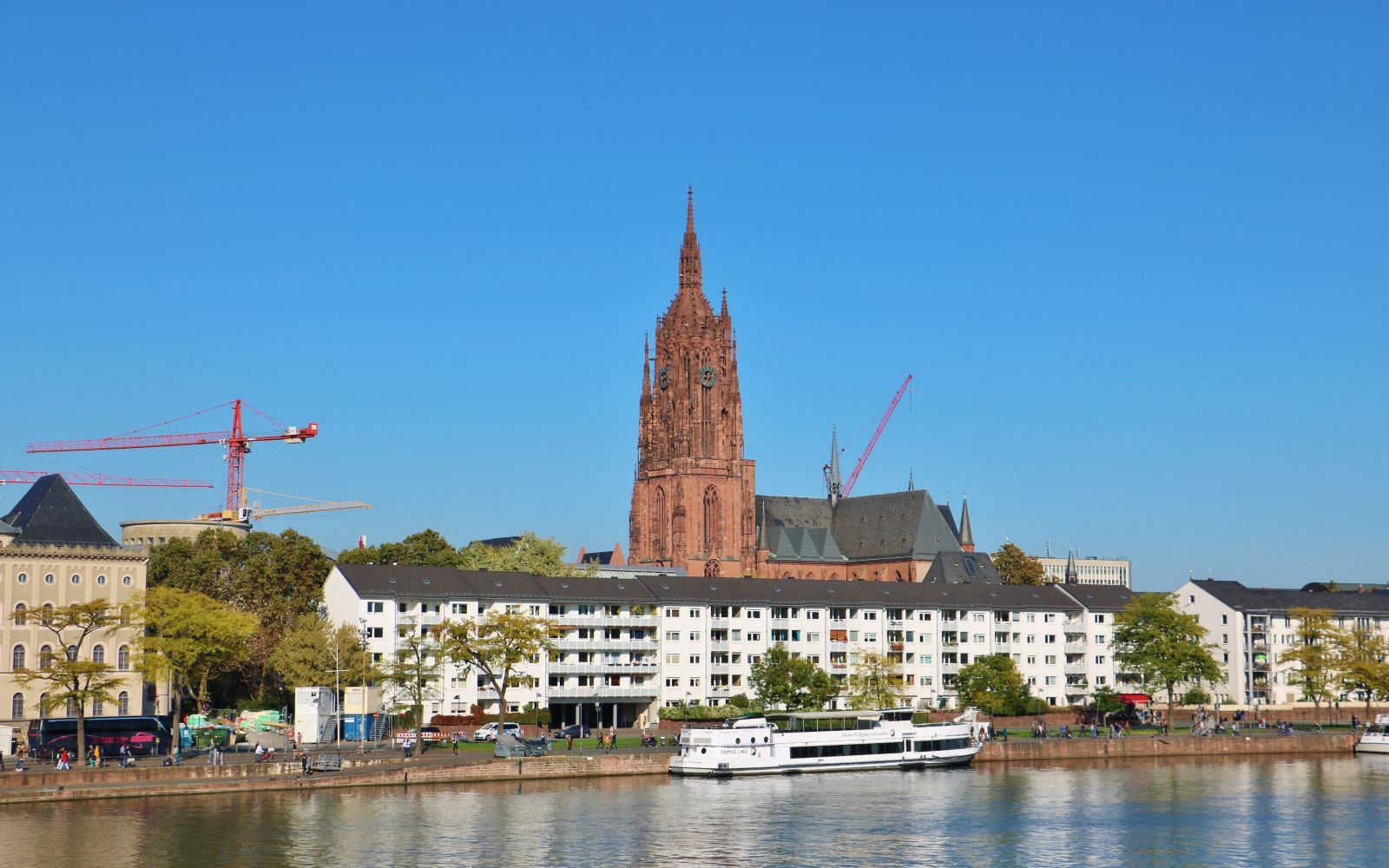 伫立在美茵河畔,哥特式风格的大教堂是法兰克福的地标建筑